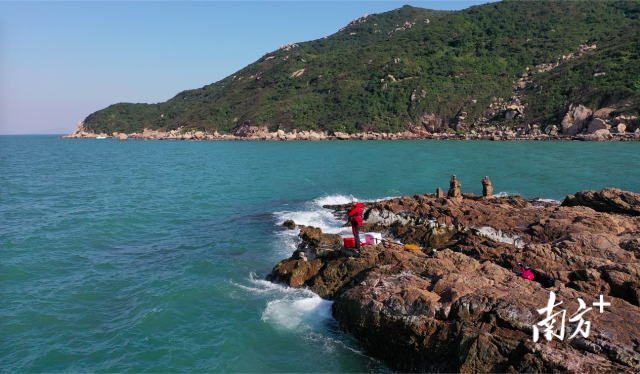 游客在桂山岛海钓。