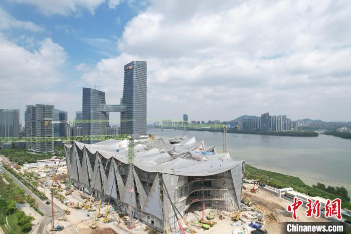 大湾区科学论坛永久会址完成金属屋面施工近七成。中铁建设集团南方工程有限公司 供图