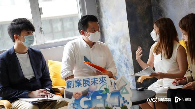 梁毓伟在2022年创业展未来活动现场与青年人交流互动。  