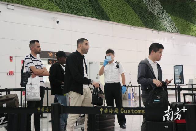 今年前4月，广州白云机场海关监管进出境人员超580万人次，同比增加约25%