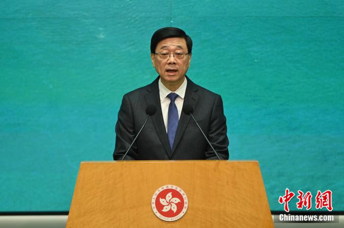 5月27日，香港特区行政长官李家超出席行政会议前会见媒体时表示，国际调解院落户为香港将带来多方面重大利益，不仅可提升香港国际地位，还能带来经济效益，并完善香港法治体系。中新社记者李志华摄