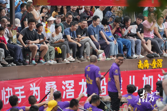 南海叠滘龙船漂移，吸引了全国关注。廖明璨摄