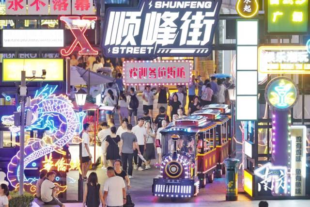 文旅产业发展，为佛山消费经济带来了活力。图为顺德网红街区的热闹景象。戴嘉信 摄
