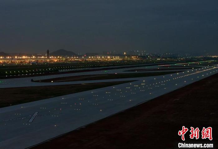 深圳机场三跑道助航灯光亮灯。深圳机场供图