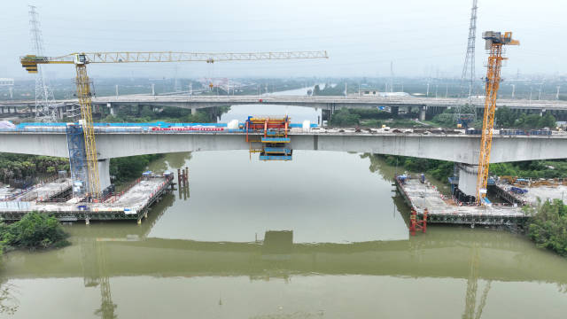 深江铁路江门段跨江门水道连续梁施工现场。