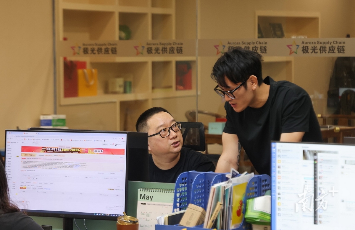 极光国际供应链管理有限公司，员工在进行业务交流。南方+记者 叶志文 摄