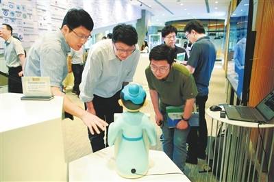 6月3日，横琴粤澳深度合作区，嘉宾参观中国·葡语系国家科技交流合作中心。