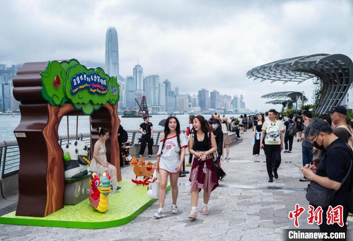 2025年6月2日，中国内地端午节假期期间，游客在香港尖沙咀星光大道一带观光游览。(资料图) 中新社记者 侯宇 摄