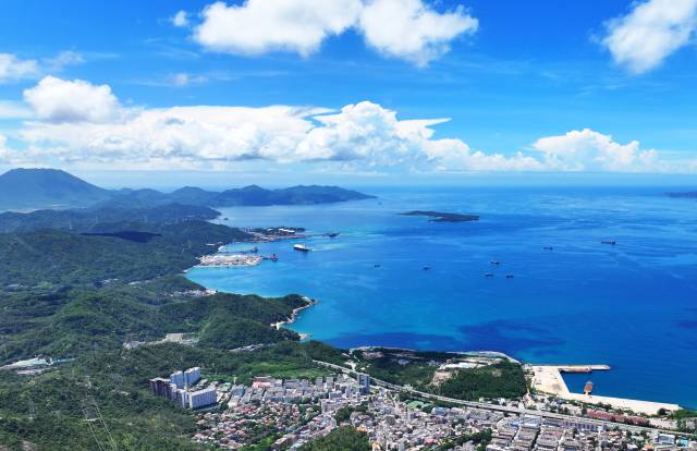 2025年6月10日，深圳，国家管网集团深圳大鹏液化天然气应急调峰站接收站一期工程项目。来源：新华社