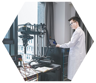  香港城市大学物质科学研究院（福田）的工程师在对所研制部件进行精密测量。受访者提供