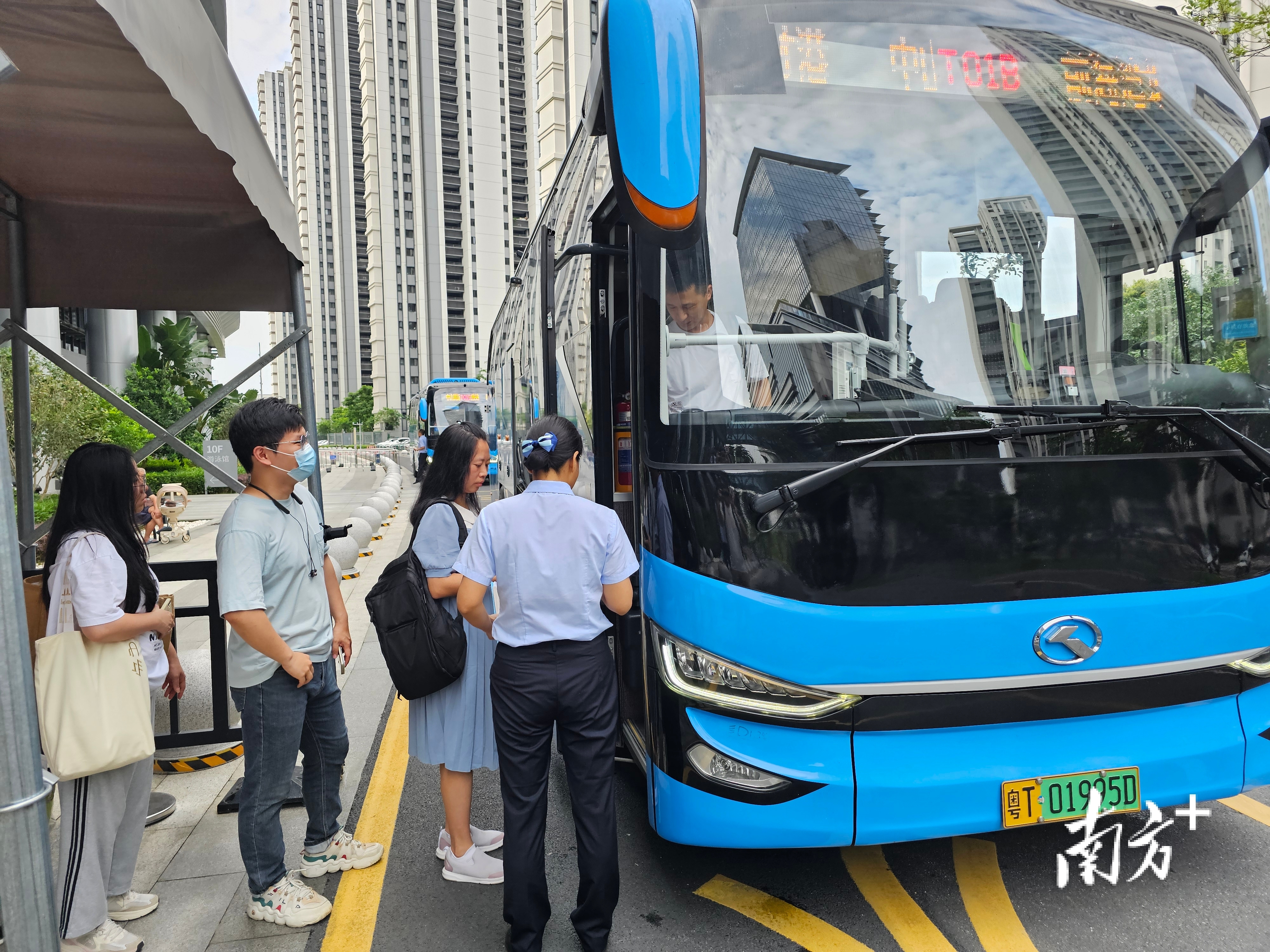  乘客在深中跨市公交中山国际人才港站乘坐班车前往深圳。图源：南方＋