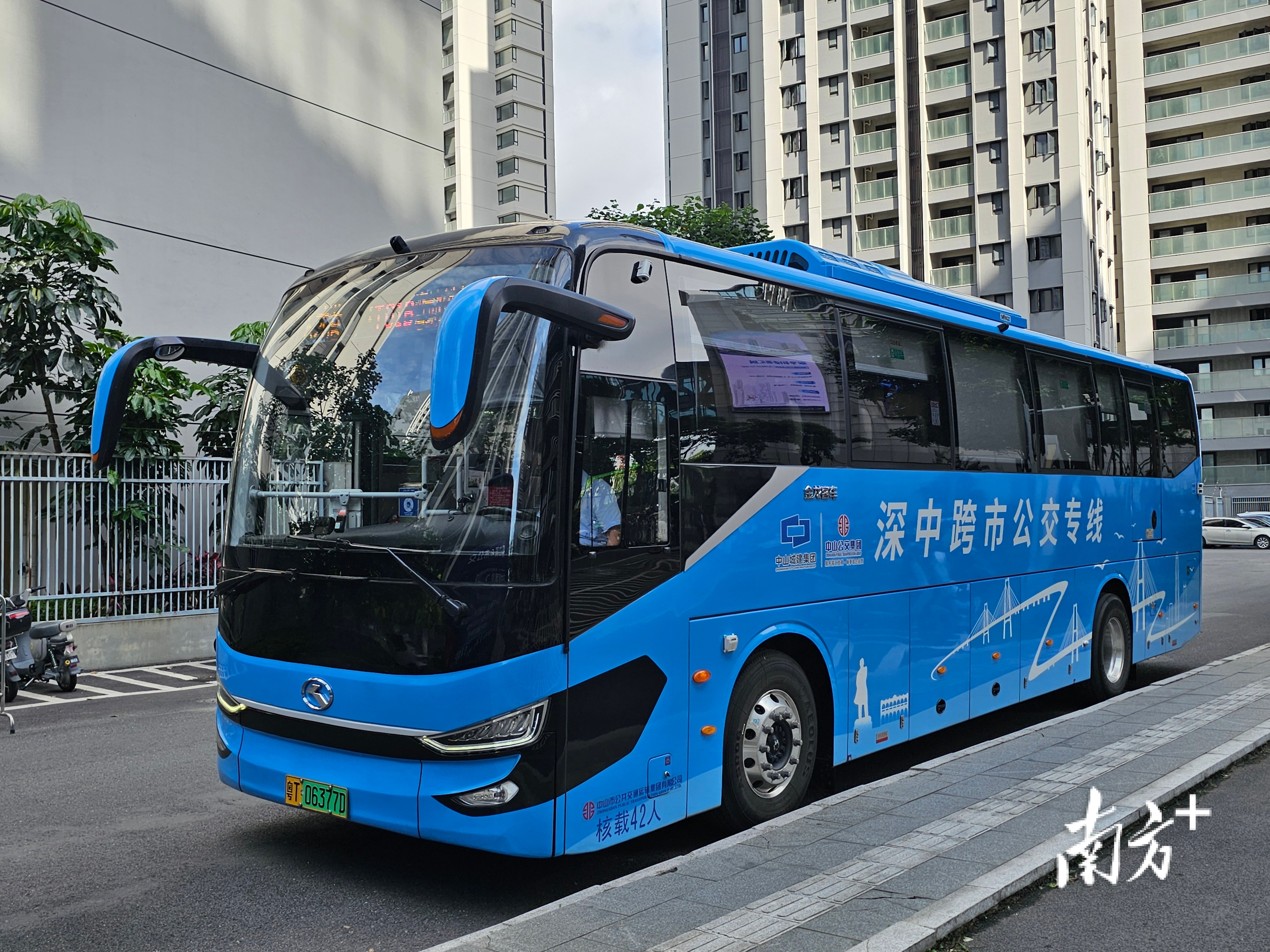  深中跨市公交班车从中山国际人才港站开出。图源：南方＋