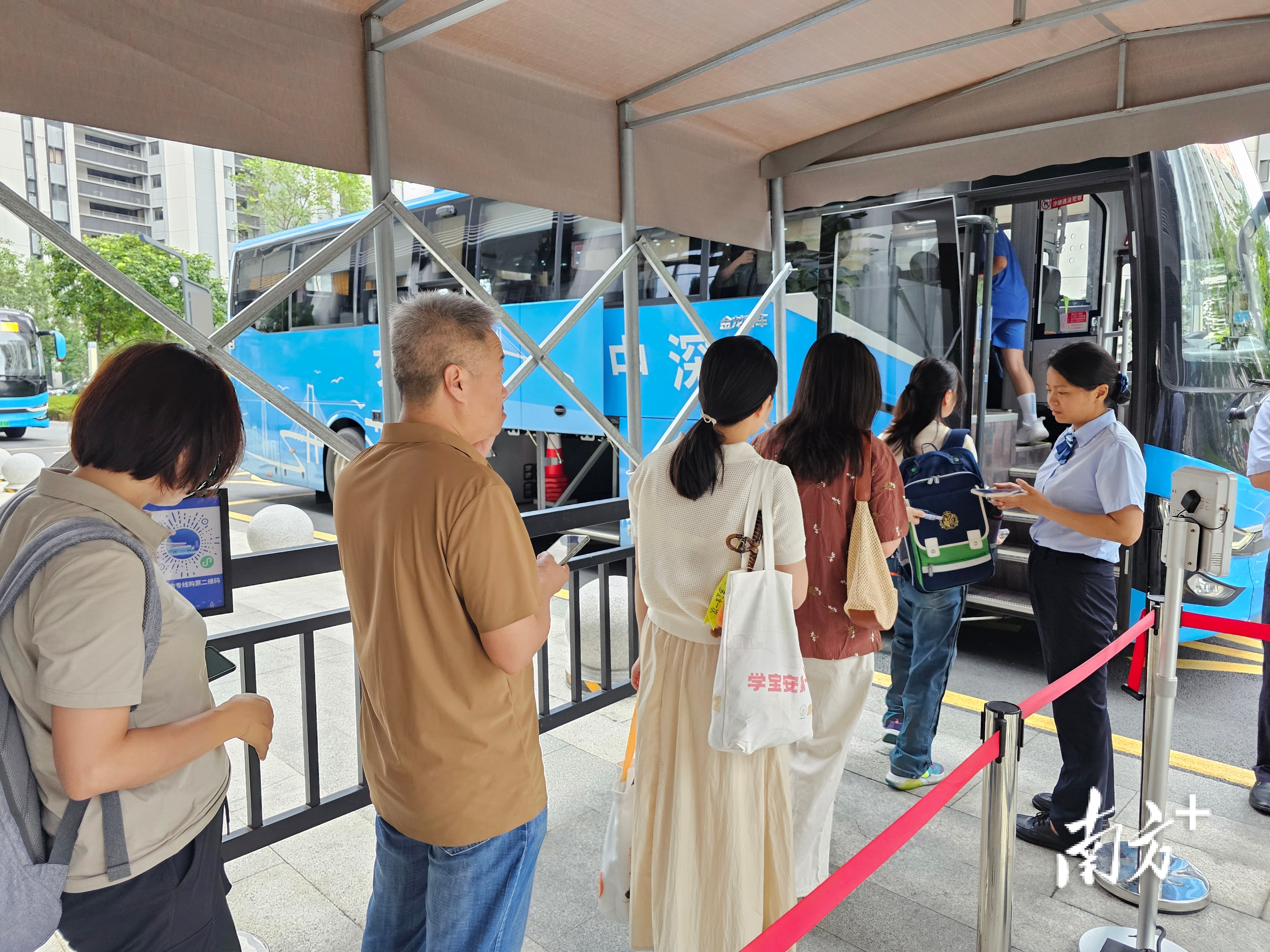  乘客在深中跨市公交中山国际人才港站乘坐班车前往深圳。图源：南方＋