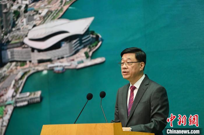  6月17日，香港特区行政长官李家超出席行政会议前会见媒体。中新社记者 李志华 摄