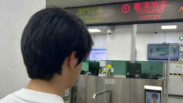 离澳旅客使用“无感通行”功能入闸。