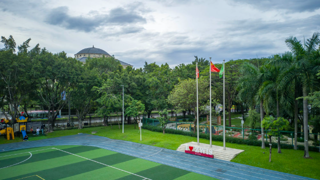 图为6月19日拍摄的广州市中黄港澳子弟学校操?。ㄎ奕嘶掌? width=