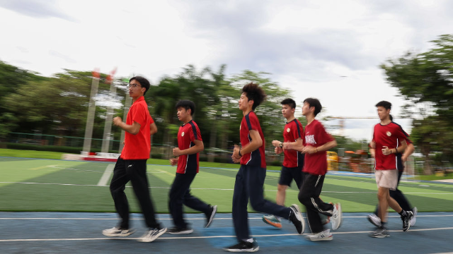 图为广东现代五项运动协会教练员滕泽华（左一）带领广州市中黄港澳子弟学校学生进行慢跑训练