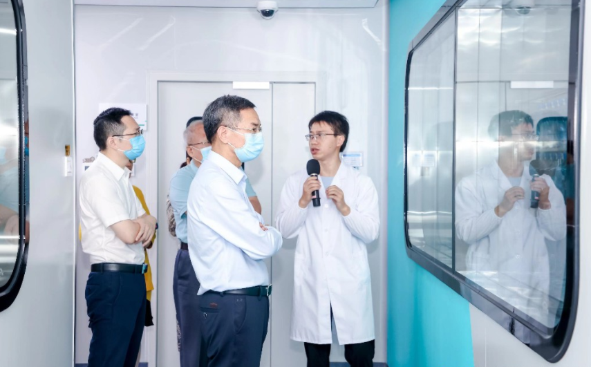 嘉宾参观完美生命健康科技研究院。