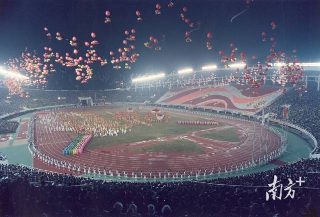 1987年11月，第六届全国运动会开幕式在广州天河体育场举行。资料图片