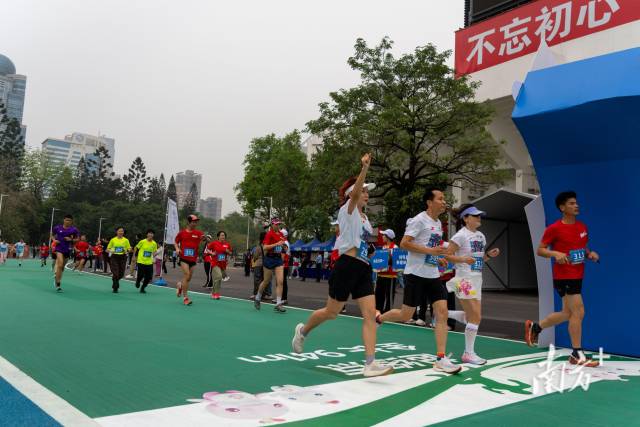 天体外围，“跑友”打卡全运会主赛场同款跑道。