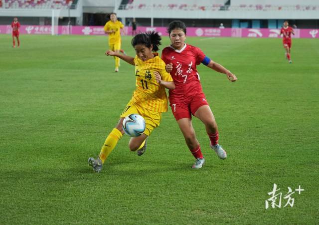 U16女足决赛，双方激烈拼抢。