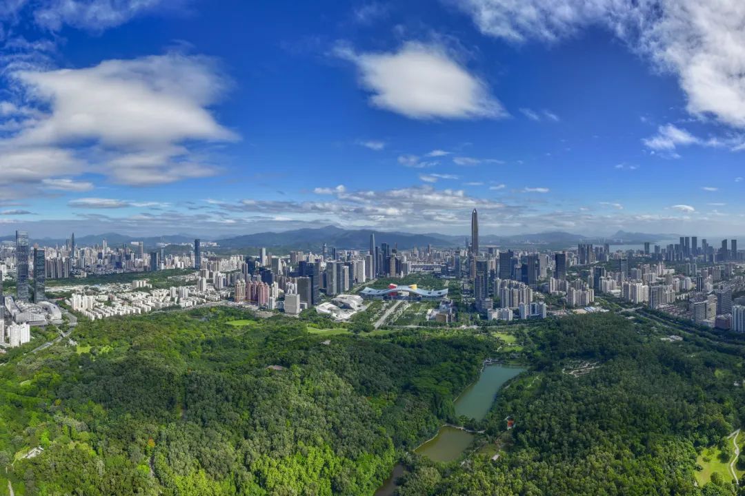 瞰深圳莲花山和深圳市民中心，周围高楼林立，草木葱茏。