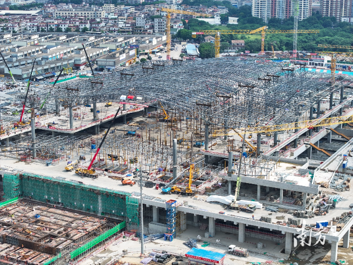 广湛高铁佛山站主站房钢结构提升完成