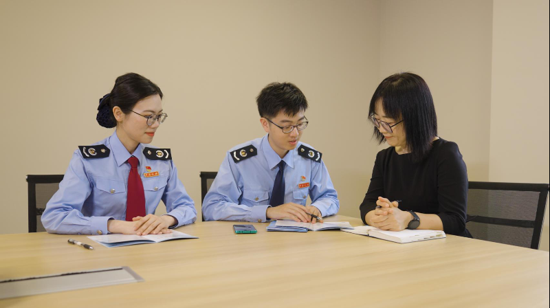 税务人员“一对一”辅导企业财务人员。