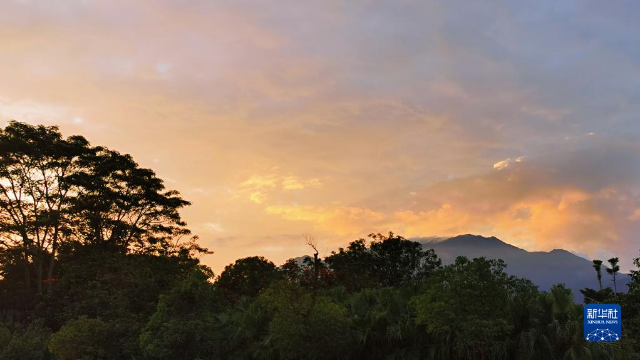 夕阳下的罗浮山风景区