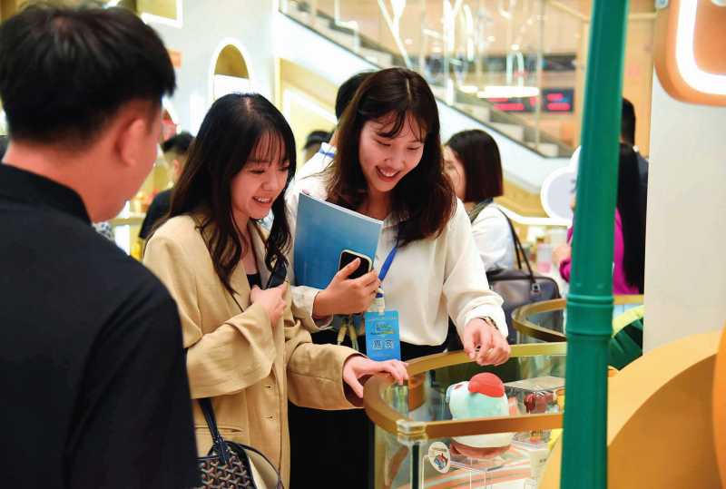 港澳青年在横琴政务服务中心的“澳品荟”横琴展示区浏览澳门创意产品