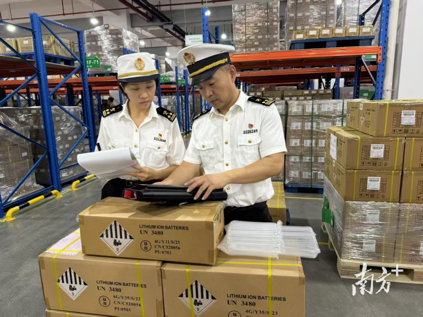 黄埔海关工作人员正在进行检查
