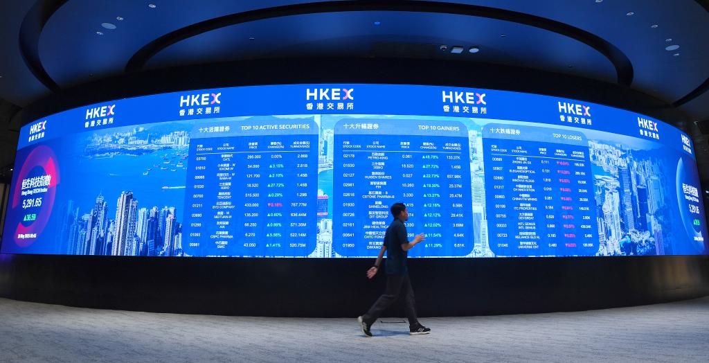 这是5月20日拍摄香港交易所电子显示屏。新华社记者 陈铎 摄