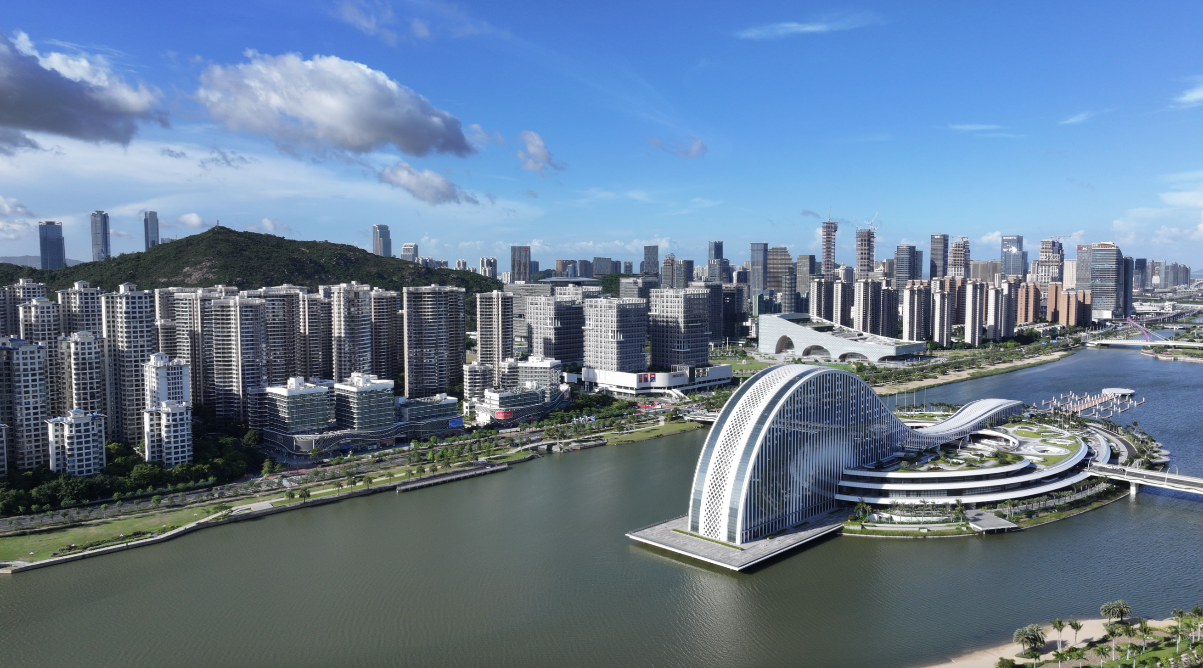 静卧于河面上的“横琴之心”天沐琴台，正着力打造未来城市景观视觉中心。