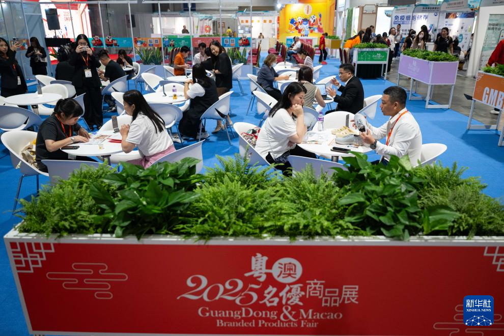 7月24日，与会者在2025粤澳名优商品展产品推介区及商业配对区上洽谈。新华社发（张金加摄）