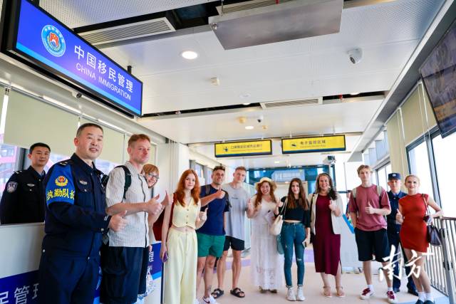 国际中转区启用后迎来首批中转旅客