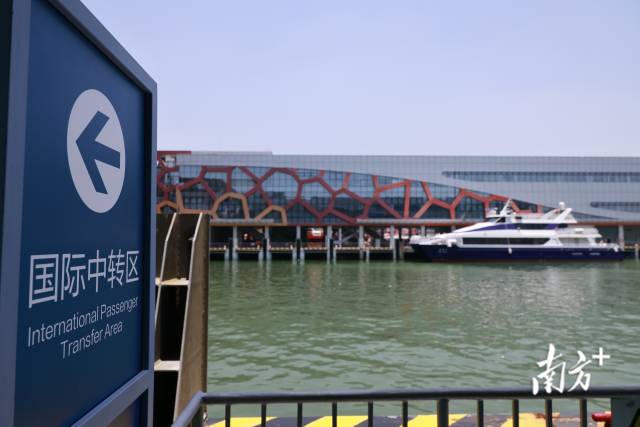 首批乘客乘坐快速客船抵达邮轮母港