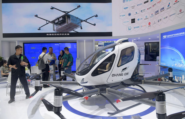 这是在珠海航展上展示的亿航智能EH216-S无人驾驶载人航空器（2024年11月13日摄）。新华社记者 卢汉欣 摄