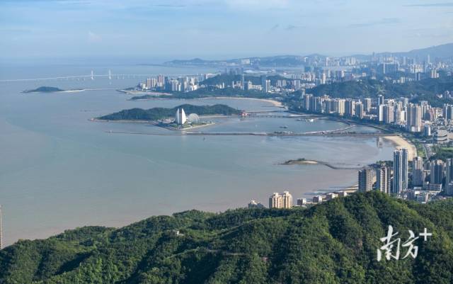从珠海凤凰山远眺珠海主城区。