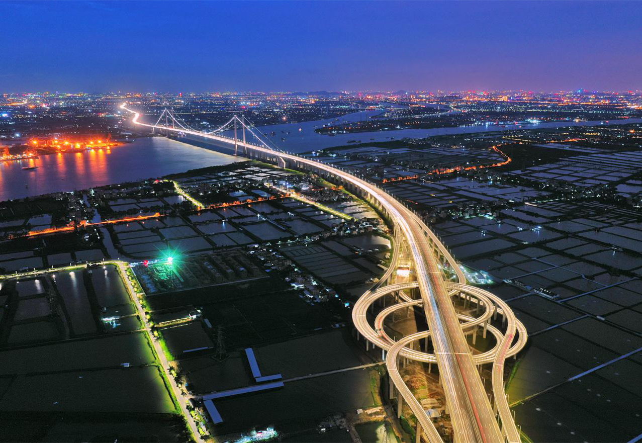2019年3月21日晚，项目实施全线调试亮灯。3837盏灯，从天空俯视，流光溢彩、五彩缤纷，仿若一条熠熠闪亮的巨龙。2019年3月29日，项目正式顺利通过交工验收。