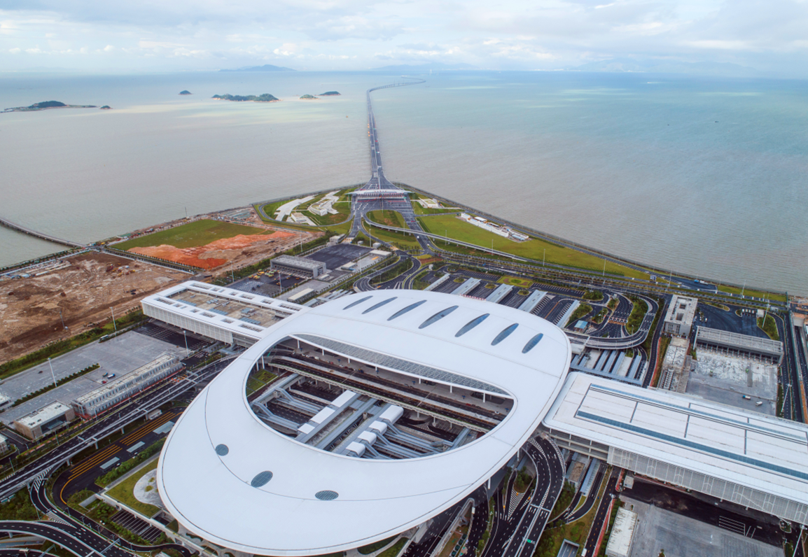 港珠澳大桥两座人工岛岛上建筑总体形态趋同，呈椭圆形，采用蚝贝主题设计，均包含主体建筑、广场、环岛公路等。两座岛功能定位不同，靠近香港侧的东岛总面积97962平方米，岛长625米，是集交通、管理、服务、救援和观光功能为一体的综合运营中心，且开放游客观景揽胜功能，可近距离观赏或冲天或滑翔的航班景象，还能偶见白海豚的嬉戏、浮沉景象，西岛总面积101973平方米，岛长625米，功能则以隧道通排风、运营管理、养护、办公为主。