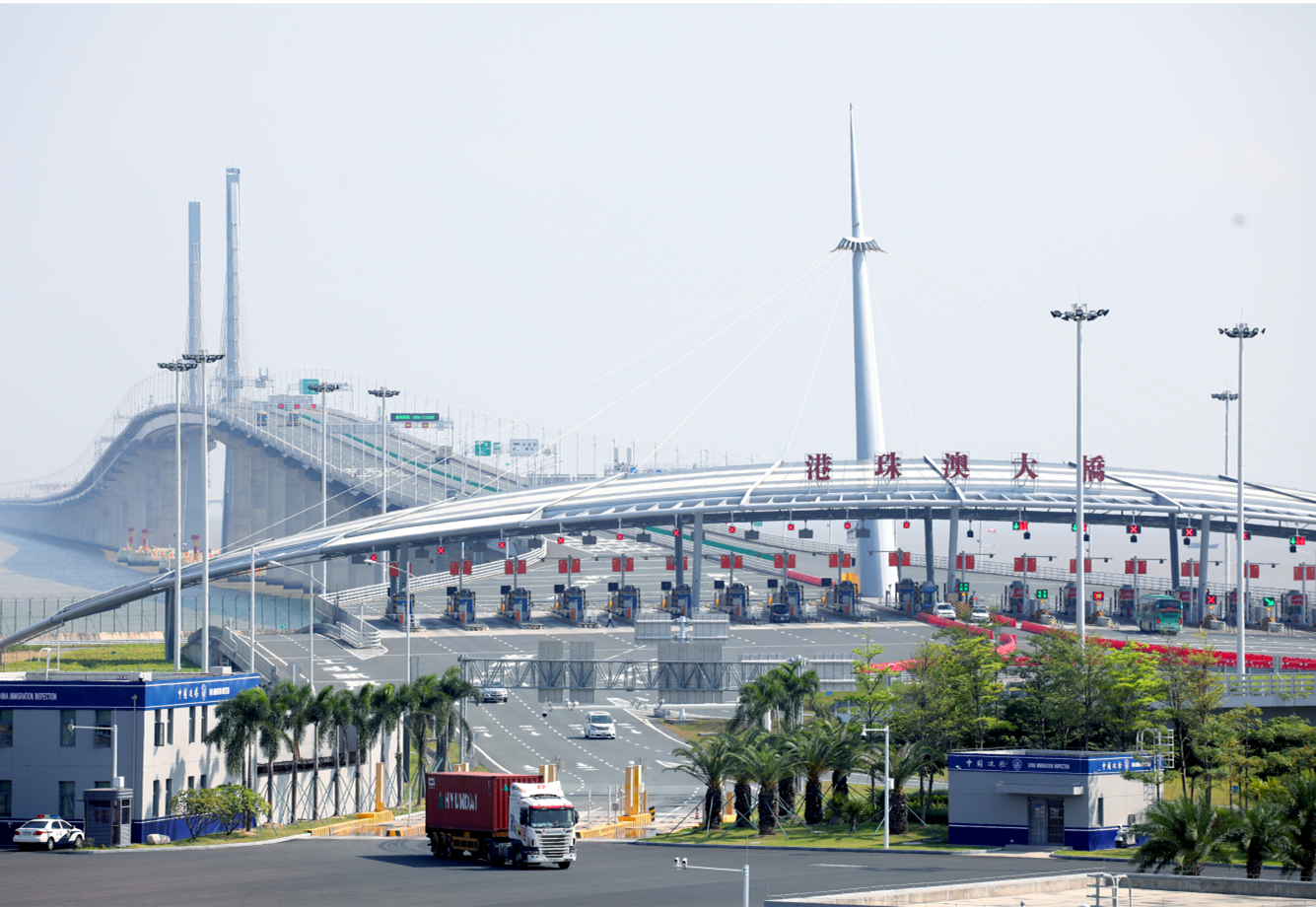 港珠澳大桥采取“三地三检”的通关模式，实行24小时通关。三地口岸由粤港澳三地政府各自负责设立和管理，均位于各自属地内，其中珠海、澳门之间采取“合作查验、一次放行”的创新模式，旅客只需要排一次队就可完成双方边检查验手续。
